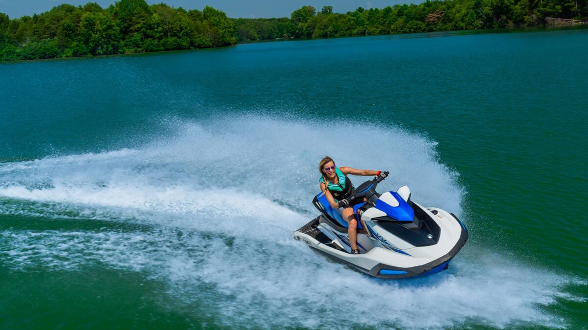 2023-Yamaha-VX-EU-Pure-White-Solid-Action-002-03.jpg